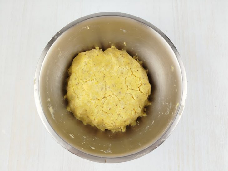 Massa consistente na tigela.