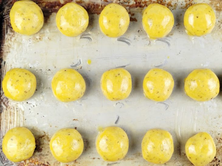 Bolinhas dispostas na forma.