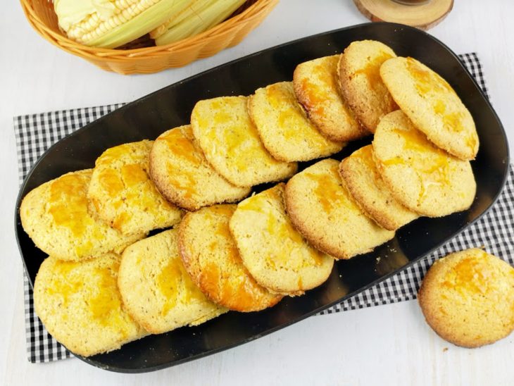 Broas prontas, servidas em travessa.