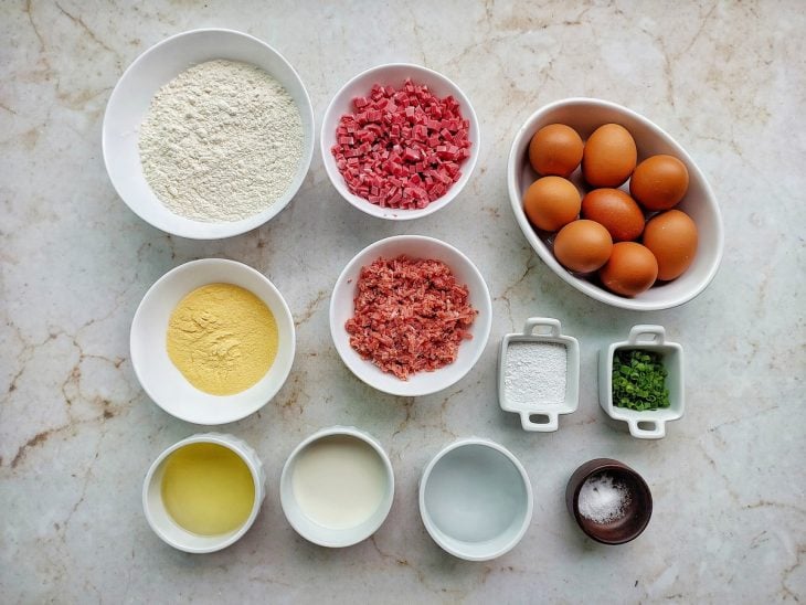 Ingredientes organizados na bancada.