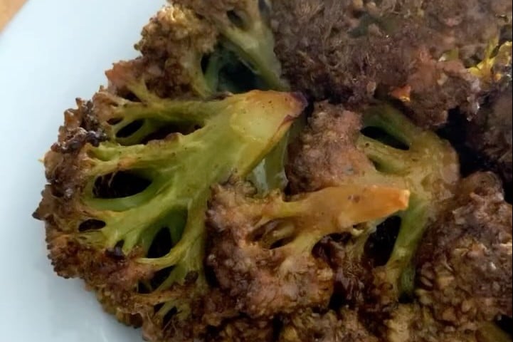 Brócolis assado ao molho de missô