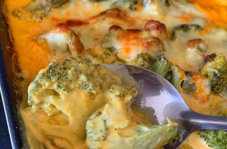 Brócolis gratinado com cheddar