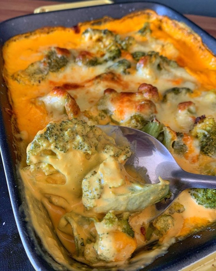 Brócolis gratinado com cheddar