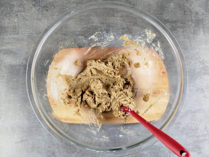 Ingredientes adicionados na tigela para preparar a massa de cookies.
