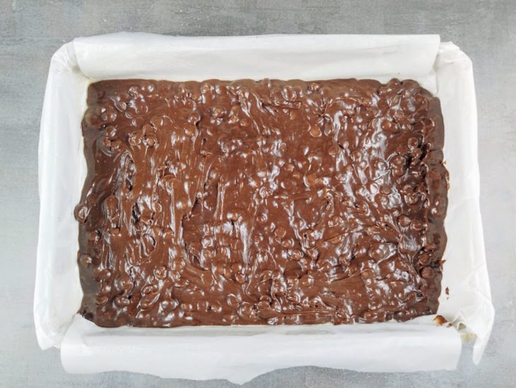 Massa de brownie despejada na forma com papel manteiga.
