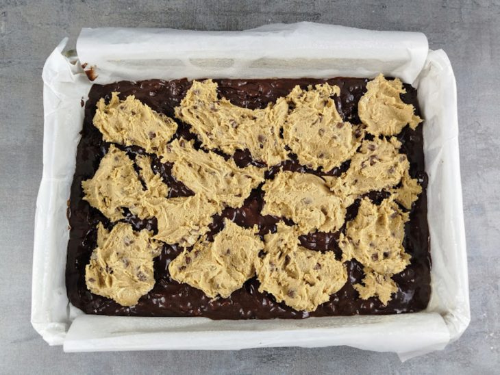 Pedaços da massa de cookie espalhados pelo brownie.