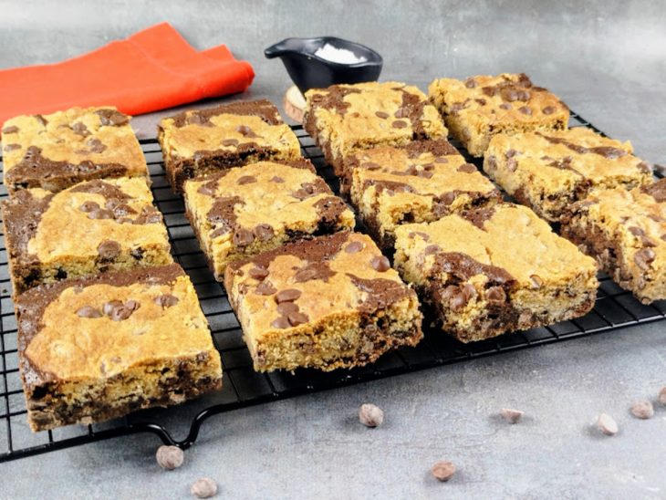 Brookies cortados em pedaços prontos para consumo.