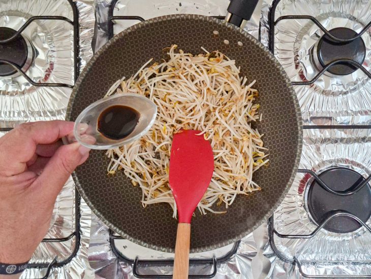 Mirin e molho teriyaki sendo adicionados ao refogado.