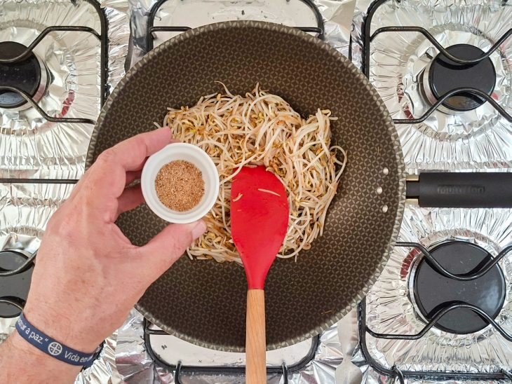 Dashi polvilhado sobre o moyashi sendo misturado.