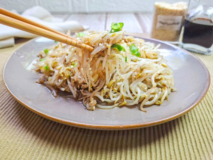 Broto de feijão refogado pronto, servido ainda quente.