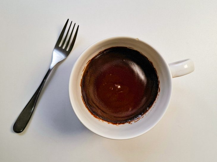 Massa na caneca com furinhos feitos pelo garfo.