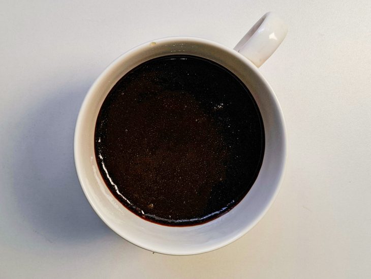 Calda despejada na caneca.