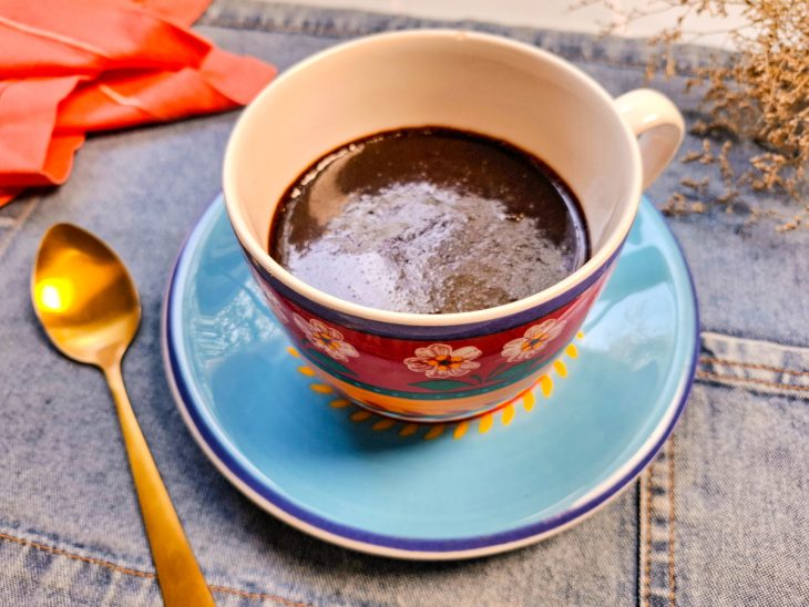 Browinie de caneca com casquinha pronto para consumo.