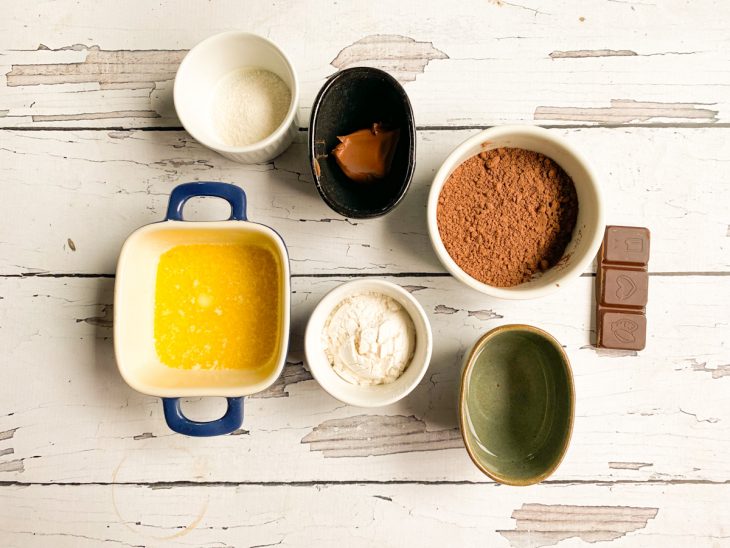 Ingredientes para a receita reunidos em uma bancada.