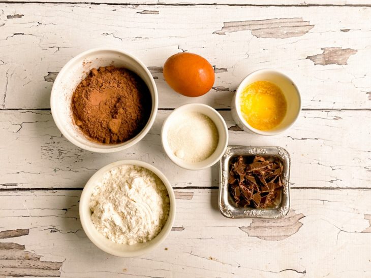 Ingredientes reunidos em uma bancada.