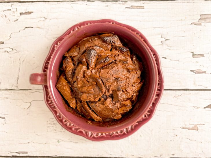 Brownie de caneca já assado.