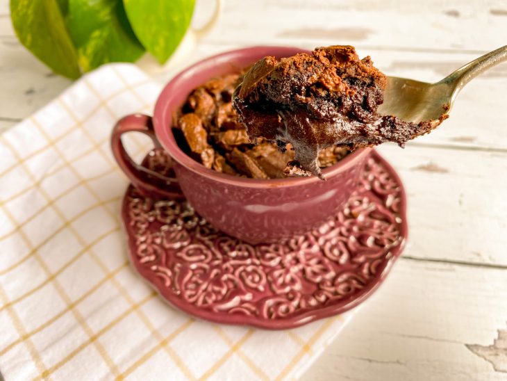 Brownie de caneca na air fryer pronto para consumo.