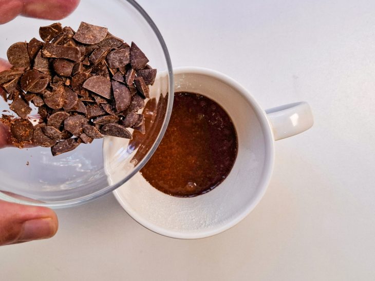 Pedaços de chocolate colocados na caneca.