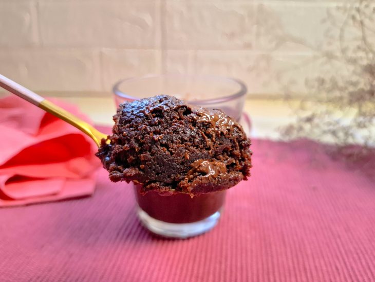 Porção de brownie em destaque numa colher.