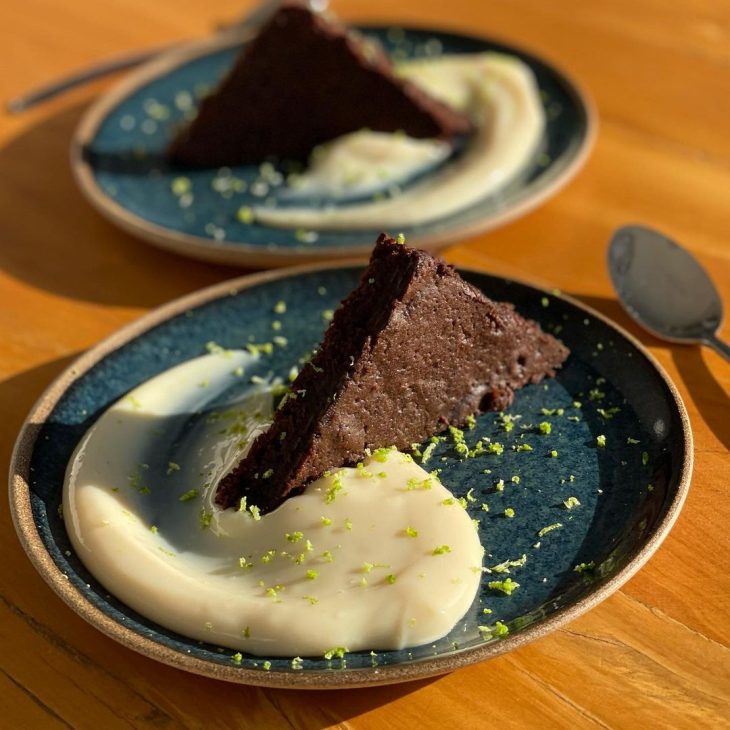 Brownie de chocolate com creme de limão