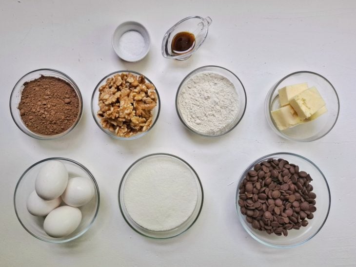 Ingredientes para o brownie de chocolate com nozes.