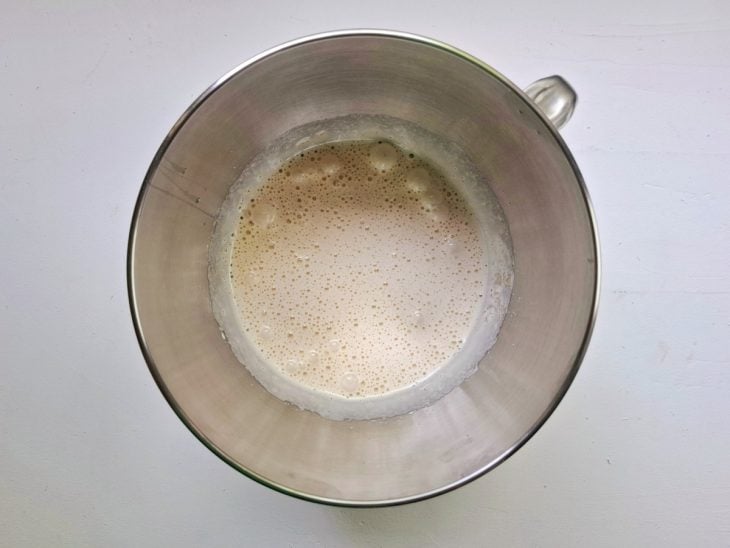 Ovos e açúcar batidos em uma batedeira.
