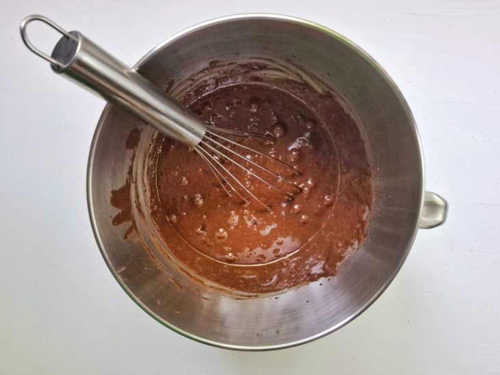 Sal, essência de baunilha e farinha adicionados.