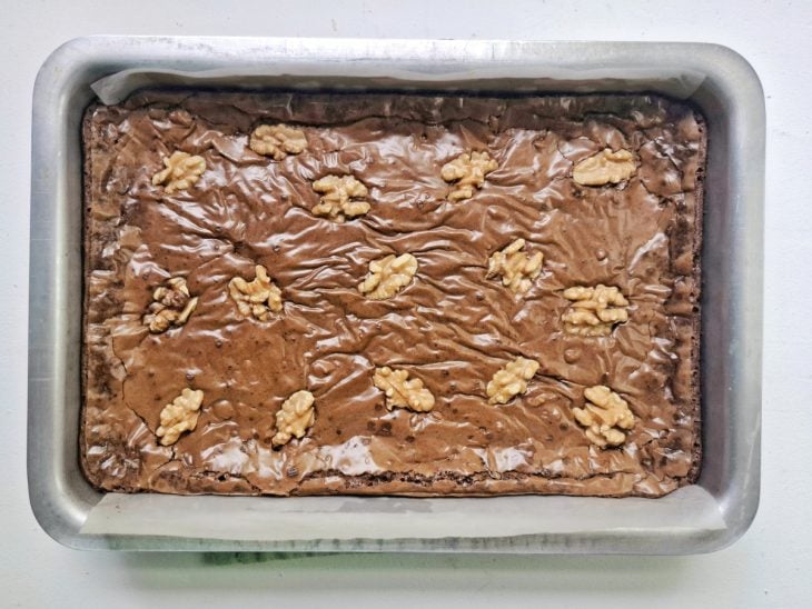 Brownie de chocolate com nozes pronto em uma assadeira.