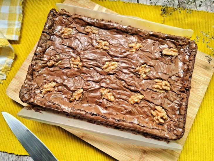 Brownie de chocolate com nozes desenformado e pronto para consumo.