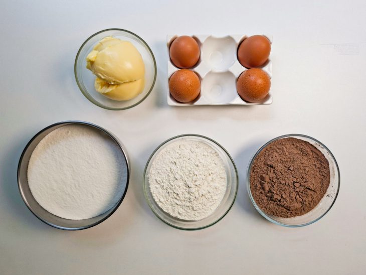 Ingredientes separados na bancada.