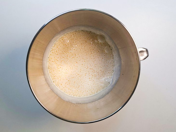 Açúcar e ovos sendo batidos na batedeira;