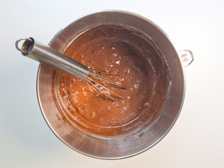 Massa de chocolate sendo mexida com fouet até ficar lisa.