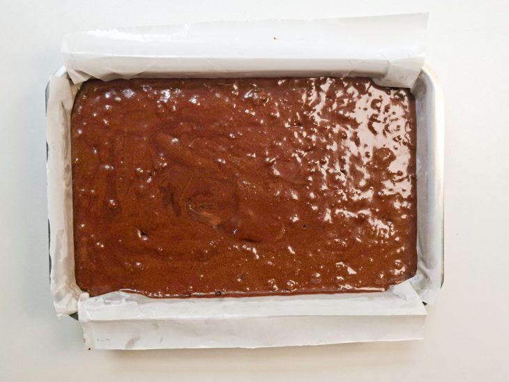 Massa do brownie despejada sobre a forma.