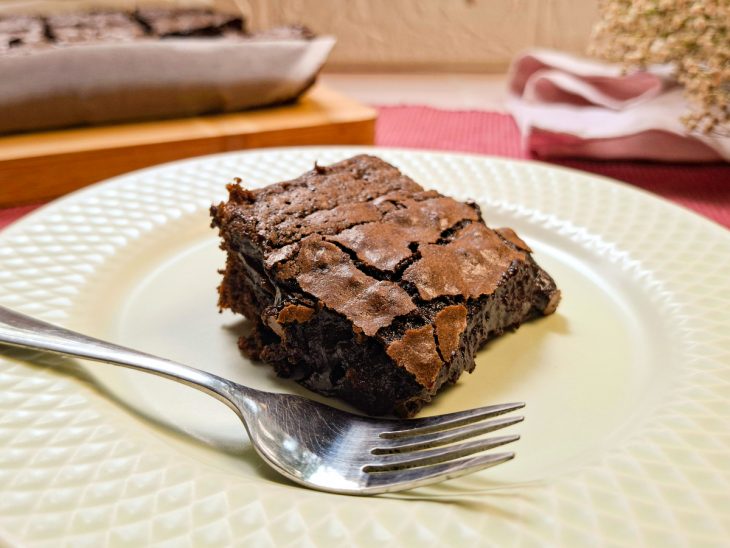 Brownie de chocolate rápido servido.