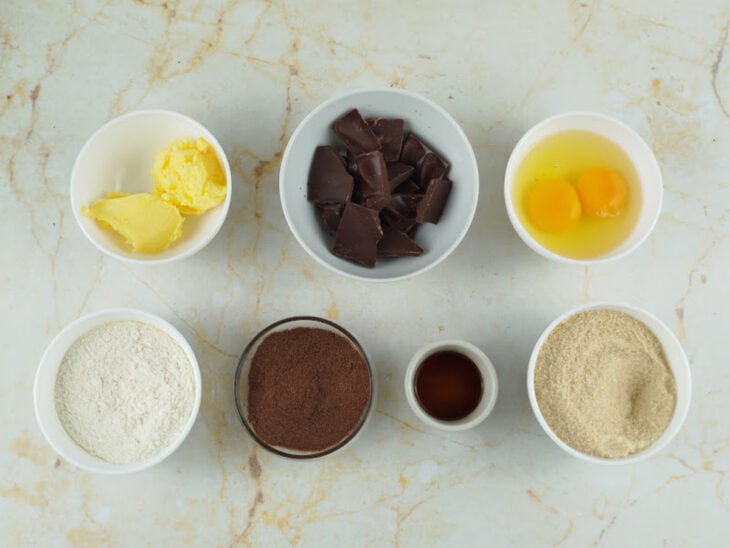 Ingredientes separados sobre a bancada.