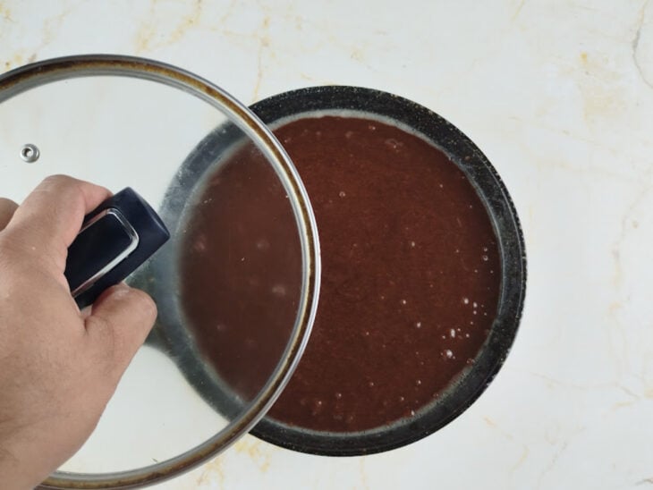 Frigideira tampada durante o cozimento em fogo baixo.