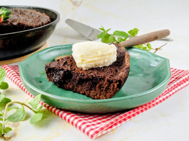 Brownie de frigideira servido.