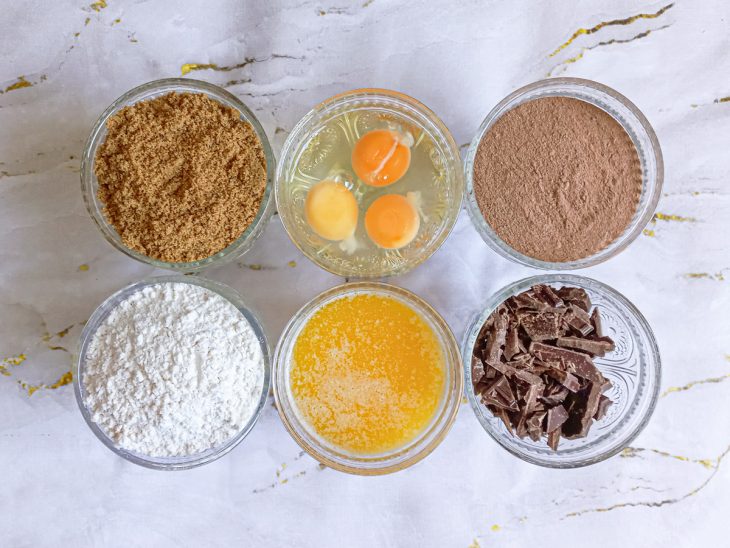 Ingredientes reunidos em uma bancada.