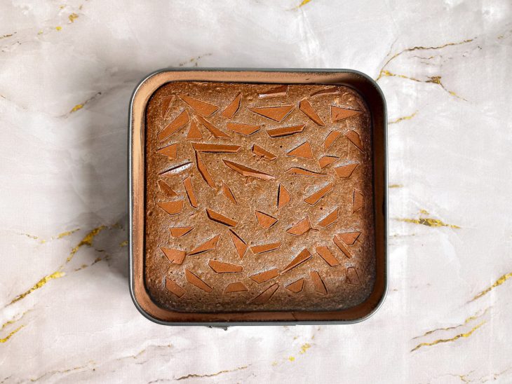 Brownie assado ainda na forma.