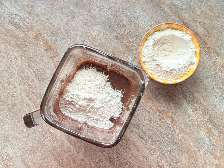 Farinha adicionada no copo do liquidificador.