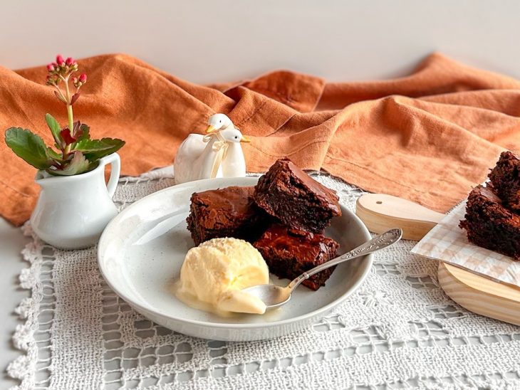 Brownie de Nescau servido com sorvete.