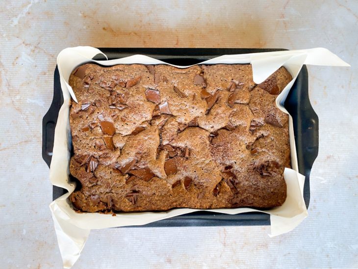 Brownie de nescau simples assado.