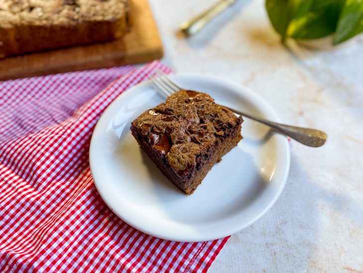 Fatia de brownie de nescau simples servida em um prato individual.