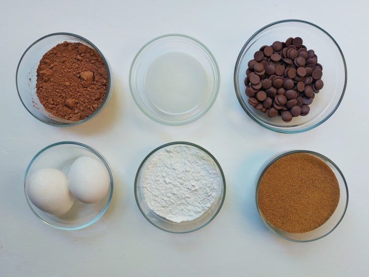 Ingredientes do brownie fit reunidos na bancada.