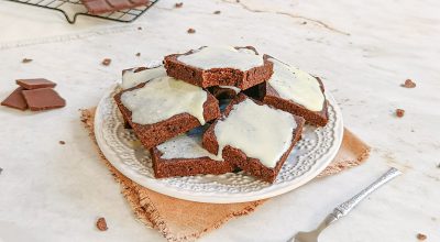 Brownie fit com cobertura de leite em pó