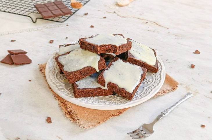 Brownie fit com cobertura de leite em pó
