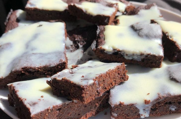 Brownie fit com cobertura de leite em pó