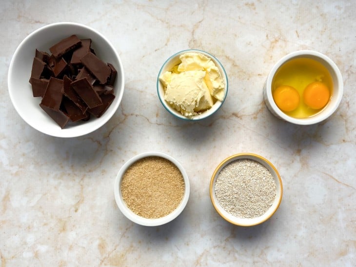 Todos os ingredientes do brownie integral com aveia reunidos.