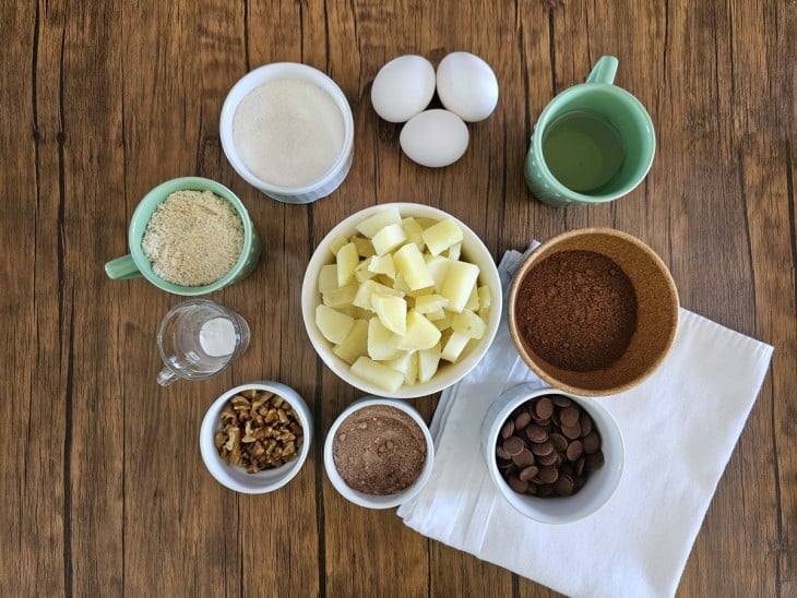 Todos os ingredientes do brownie de batata-doce reunidos.