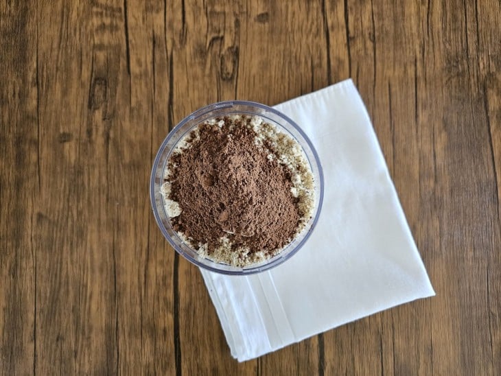 Farinha, cacau, adoçante e Whey no mesmo processador.